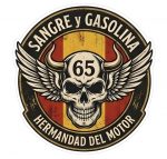 Pegatina Vinilo "SANGRE y GASOLINA" – Calavera Alada Motera con Cuernos y Número 65 – Adhesivo Redondo Estilo Rocker para Coche, Moto, Casco y Taller – Diseño Retro Resistente al Agua