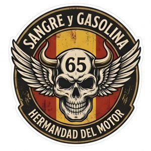 Pegatina Vinilo "SANGRE y GASOLINA" – Calavera Alada Motera con Cuernos y Número 65 – Adhesivo Redondo Estilo Rocker para Coche, Moto, Casco y Taller – Diseño Retro Resistente al Agua