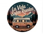 Pegatina Furgoneta Camper “La Vida Sobre Ruedas” – Vinilo Adhesivo Redondo – Sticker para Campervan – Impermeable, Exterior, Tintas Ecosolventes – Estilo Viaje y Libertad