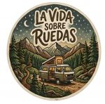 Pegatina Vinilo La Vida sobre Ruedas Camper, Adhesivo de Furgoneta y Montaña para Coche y Caravana, Resistente al Sol y Agua, Impresión Ecosolvente, Diseño Vanlife